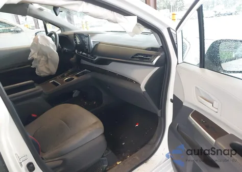 2021 Toyota Sienna Le z USA, uszkodzony, nr VIN 5TDKRKEC8MS043212